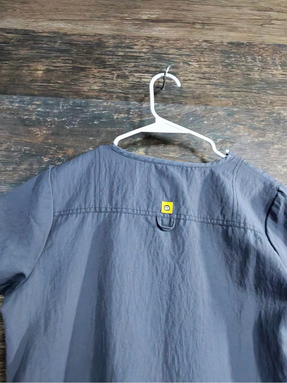 WonderWink Gray V-Neck Short Sleeve Scrub Top - Picture 6 of 9